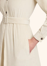 Kiton robe chemise midi à manches longues en velours côtelé créme pour femme.