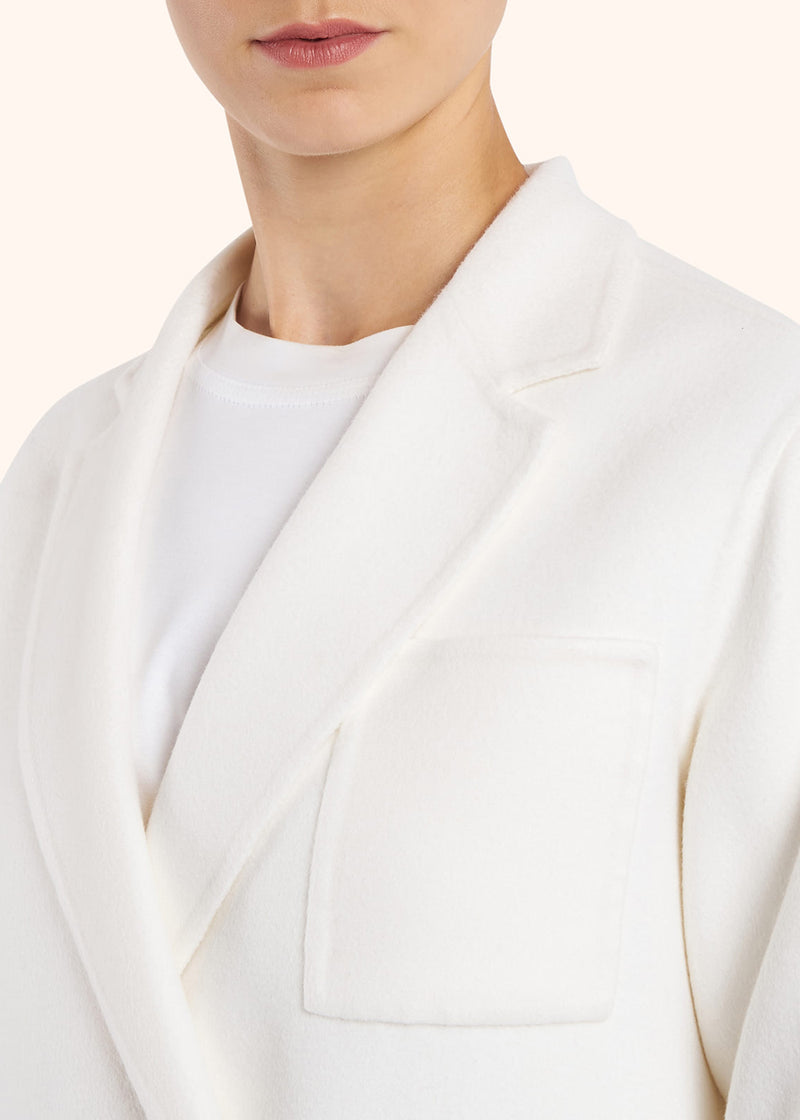 Kiton veste croisée en cachemire double épaisseur de couleur blanche pour femme.