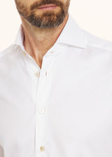 Kiton chemise raffinée en coton sergé pour homme.