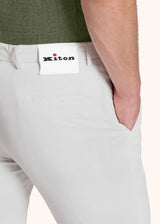 Kiton pantalon couleur crème pour homme.