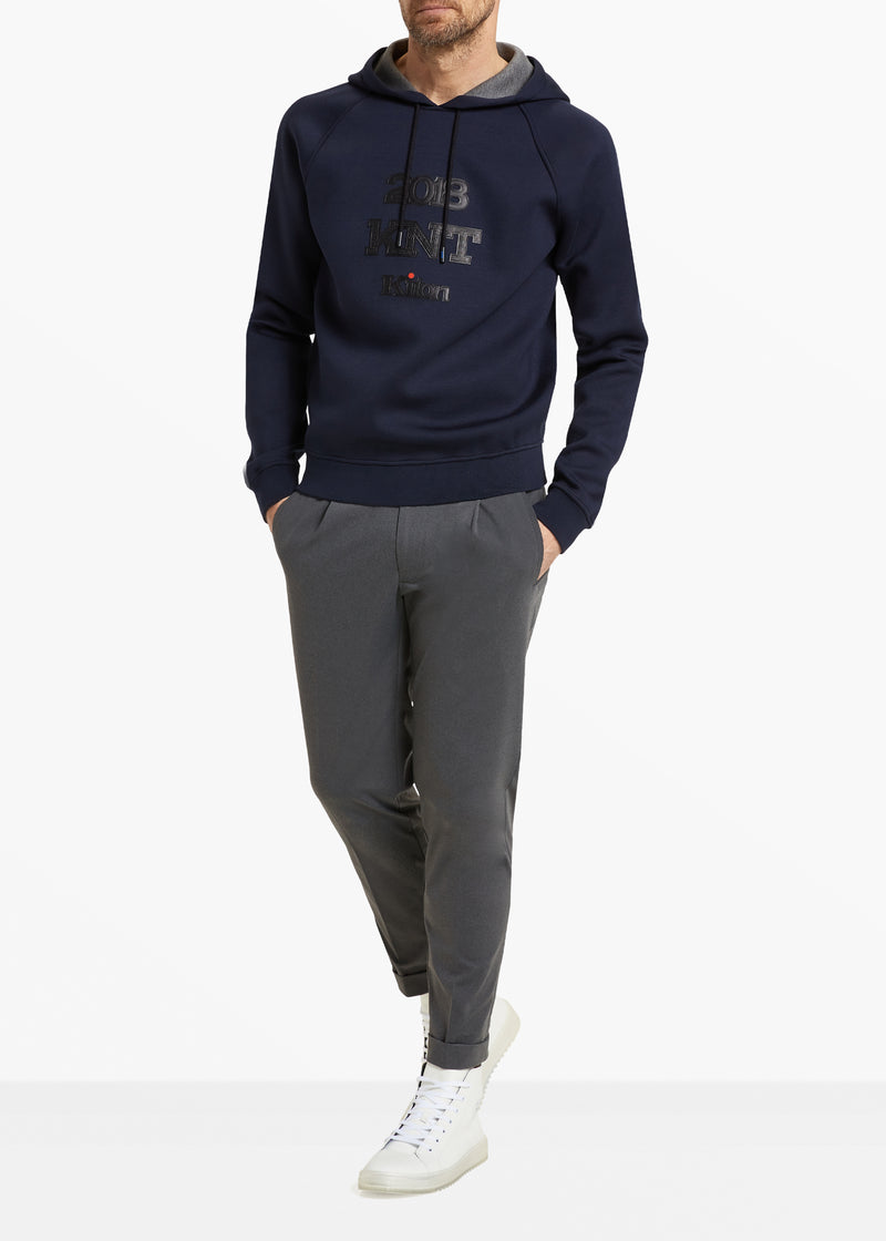Kiton sweatshirt bleu à capuche et à manches longues réalisé en viscose extensible.