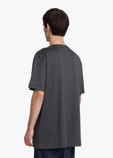 Kiton t-shirt ras du cou à manches courtes de couleur gris foncé réalisé en précieux coton avec maxi motif « unconventional » sur le devant.