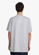 Kiton t-shirt ras du cou à manches courtes de couleur gris perle réalisé en précieux coton avec maxi motif « unconventional » sur le devant.