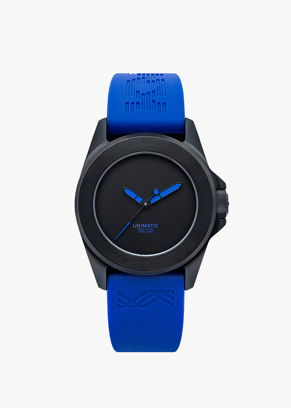 L’édition spéciale KNT x UNIMATIC Watch, en acier inoxydable 316 avec caisse et couronne en noir mat avec cadran vide et bracelet remplaçable, disponible en six couleurs et deux matériaux.