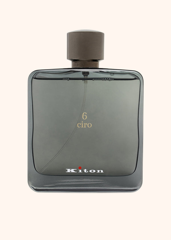 «6 Ciro» est l’hommage de Kiton à son créateur, la célébration de la légende à travers une fragrance sensuelle et douce, à la fois prestigieuse et forte.