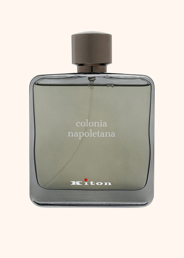 «Colonia Napoletana» Eau de Parfum est une eau de Cologne moderne, naturelle et sophistiquée qui scelle la philosophie de l’élégance inorelle de Kiton.