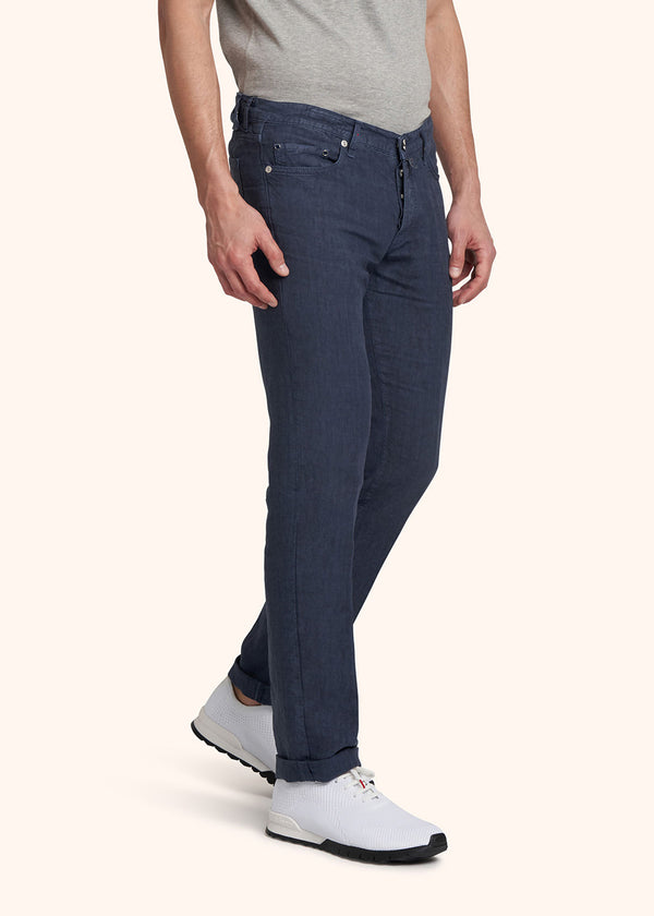 Kiton jean cinq poches coupe ultra slim à taille basse réalisé en lin de couleur bleu aviateur pour homme.