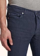 Kiton jean cinq poches coupe ultra slim à taille basse réalisé en lin de couleur bleu aviateur pour homme.
