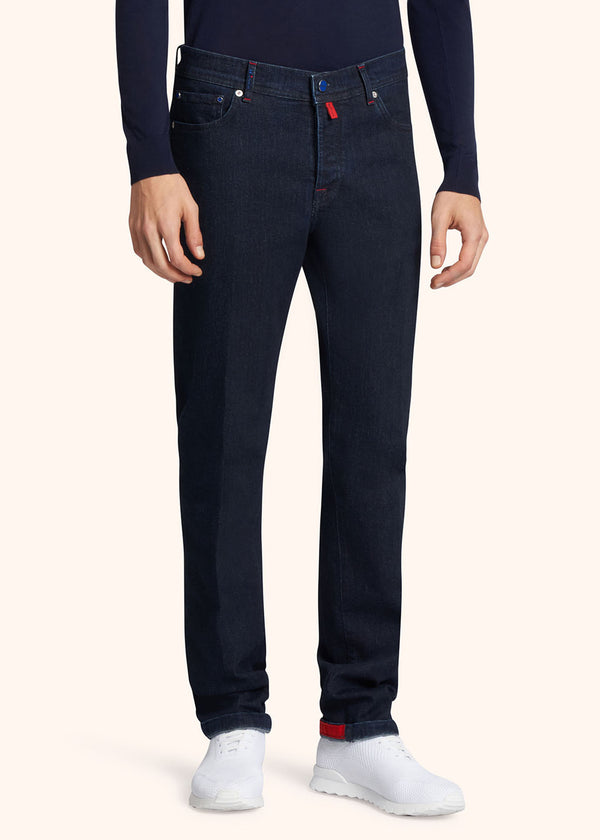 Kiton jean modèle «cinq poches» avec couple très slim et taille basse pour homme.
