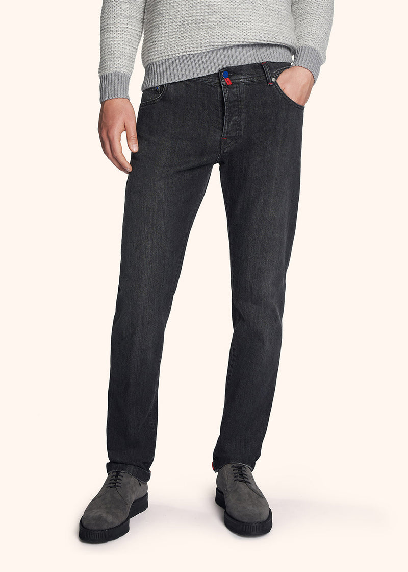 Kiton ce jean slim cinq poches gris foncé est réalisé en kurabo pour homme.
