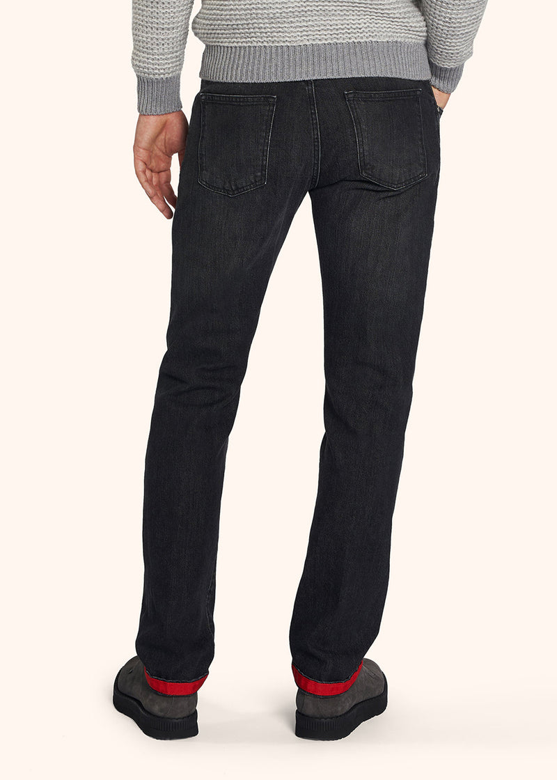 Kiton ce jean slim cinq poches gris foncé est réalisé en kurabo pour homme.