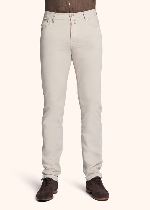 Kiton jean modèle «cinq poches» pour homme.