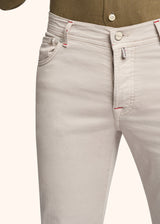Kiton jean modèle «cinq poches» pour homme.