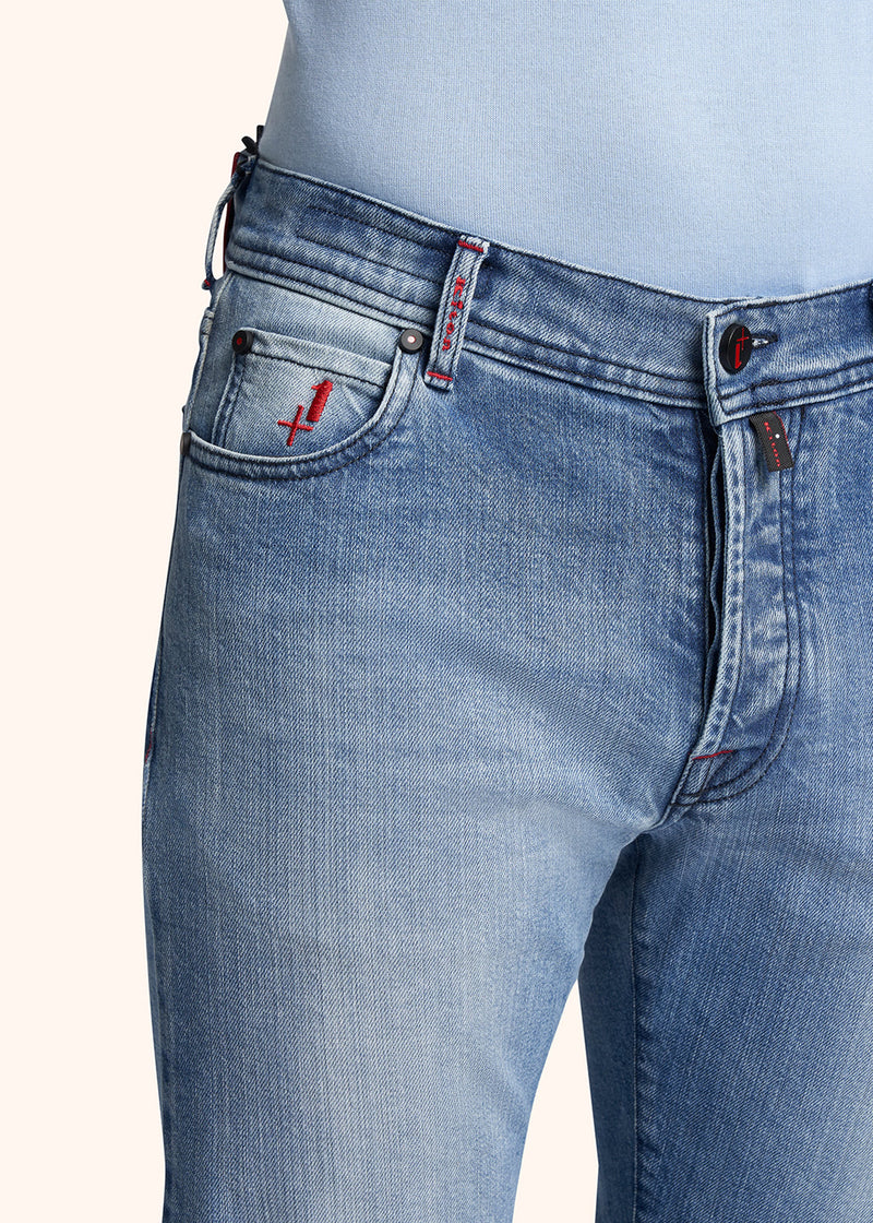 Kiton jean modèle «cinq poches» avec couple slim pour homme.