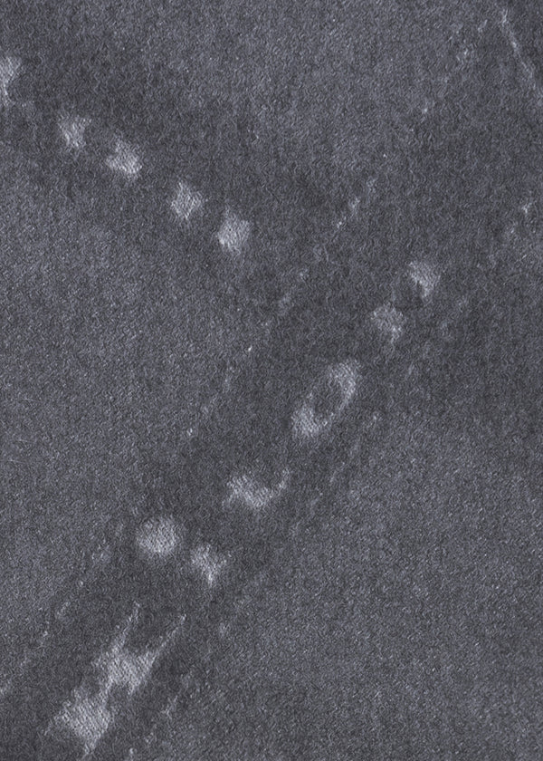 Kiton écharpe en drap de cachemire avec motif à rubans logotés sur fond gris chiné pour homme.
