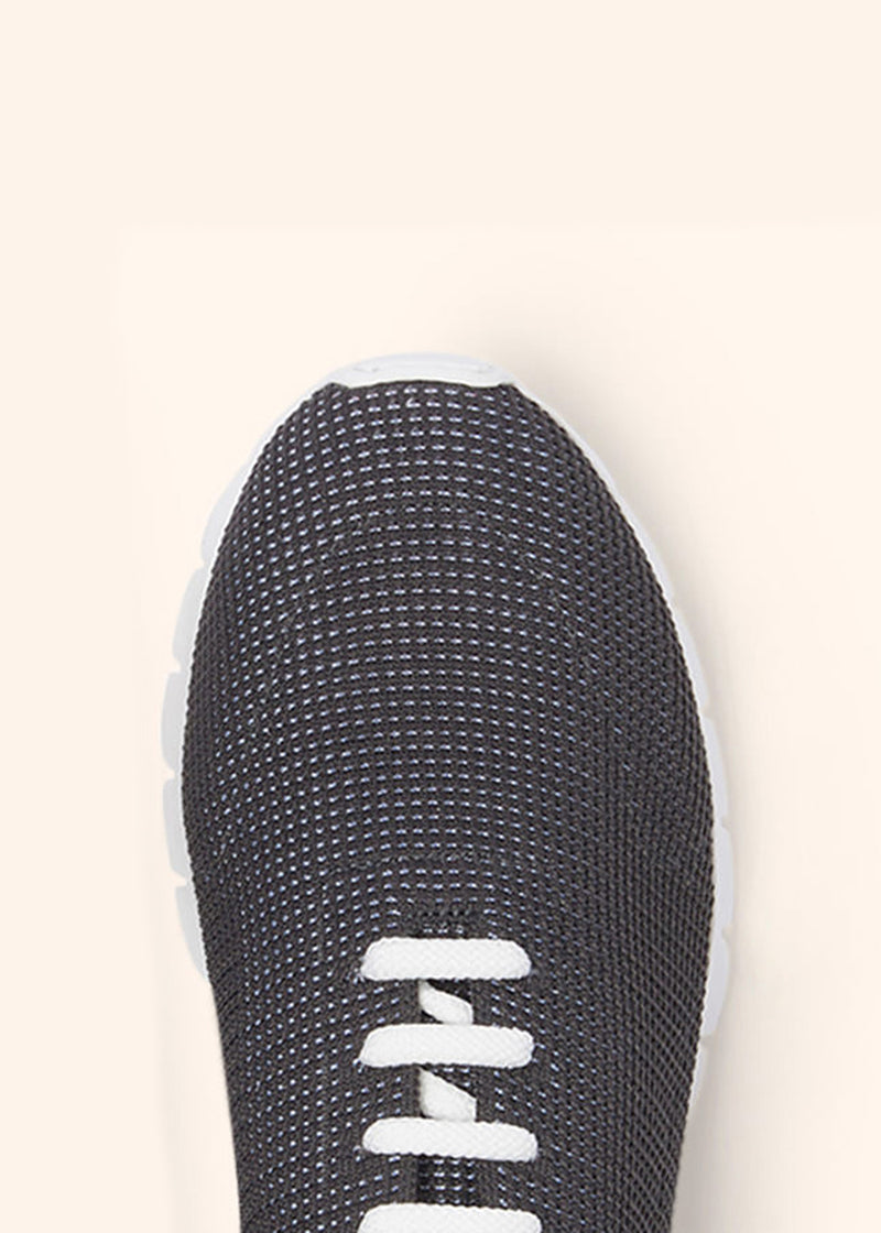 Kiton chaussure de running modèle ''fit'' en tissu technique gris foncé et blanc avec motifs en maille pour homme.